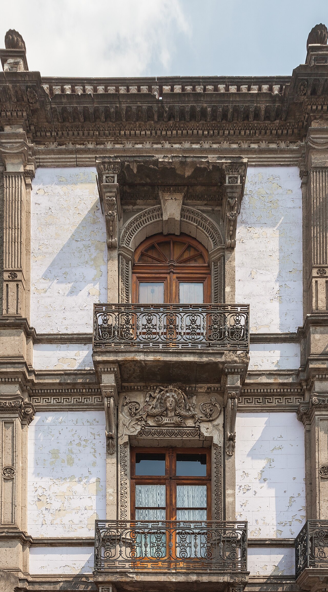 Edificio y acceso del Museo del Templo Mayor en el Centro Histórico de la Ciudad de México